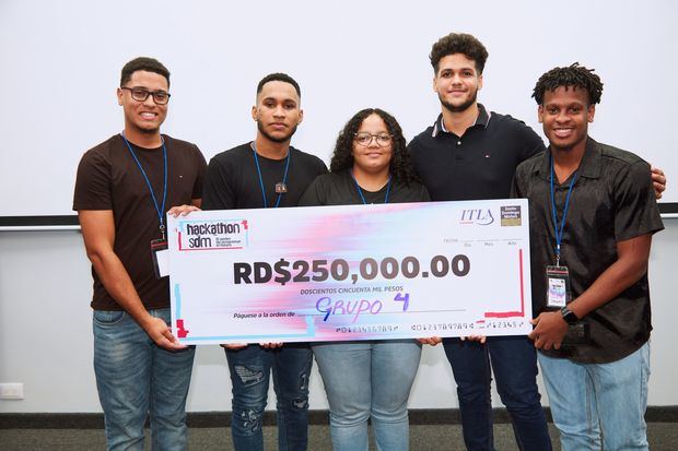 Estudiantes que ganadora el primer lugar del “Hackathon”.