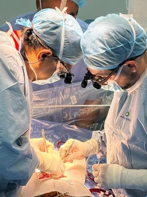 Cirujanos Sunjay Kaushal y Fausto Santos interviniendo quirúrgicamente a paciente.