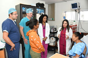 Dra. Eliany Mejía López junto al Dr. Alan Jhonson de la Universidad de Virginia y Dr. Alfred Walker representante de Medtronic, analizando casos.