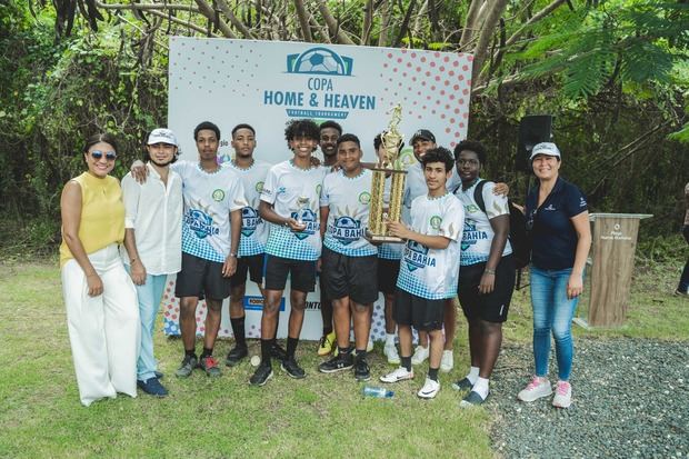 Equipo del colegio Aluce ganador de la categoría juvenil.