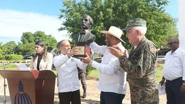 Juan Pablo Uribe, entregó un busto de Juan Pablo Duarte a Santiago Riverón, le acompaña Sócrates Suazo Ruiz.