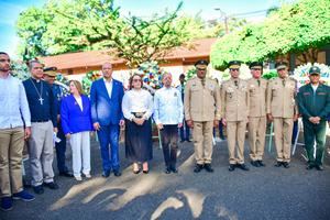Autoridades civiles y militares.