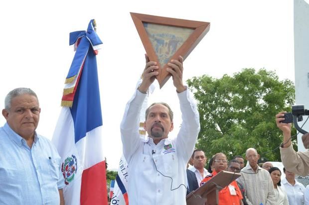 Juan Pablo Uribe, sostiene la Bandera dominicana original que portaron los patriotas hace 107 años, contra los interventores norteamericanos.