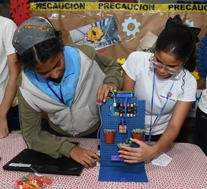 Leah García y Camila Cintrón, alumnos del Colegio Mis Estrellas, presentan su proyecto.
