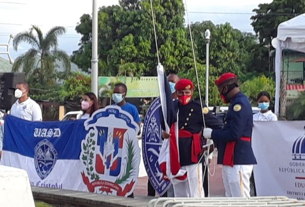 Miembros de la guardia en el izamiento de la Bandera.
