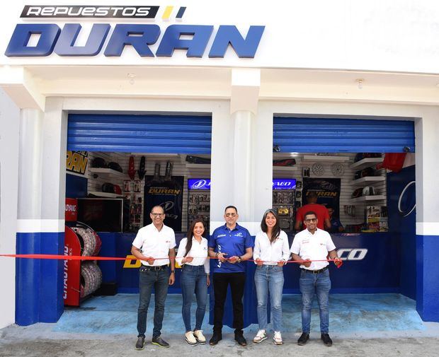 Orlando Durán, Propietario Repuestos Durán, realiza corte de cinta  acompañados de ejecutivos de Importadora La Plaza.