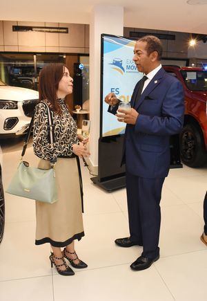 Rosaida Gómez y Mariano Paniagua, conversando animadamente.