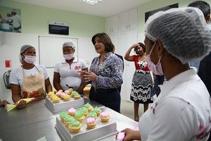 La doctora Margarita Cedeño comparte con estudiantes de repostería del Centro de Capacitación y Producción Progresando (CCPP) inaugurado este jueves en Neiba.