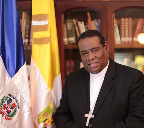 La vicepresidenta Margarita Cedeño junto el presidente de Altice Dominicana, Martin Roos; y el director de los Centros Tecnológicos Comunitarios, Claudio Doñé, acompañados de sus respectivos equipos de trabajo.