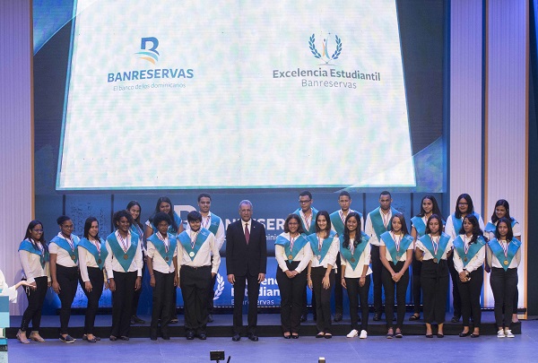 El administrador general de Banreservas, Simón Lizardo Mézquita, junto a un grupo de estudiantes meritorios con calificaciones superiores a 95 puntos 