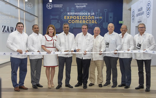 El ministro de Turismo, Francisco Javier García, realiza el corte de cinta inaugural de la Exposición Comercial Asonahores 2018. Lo acompaña Joel Santos, presidente de la Asociación Nacional de Hoteles y Turismo; y Frank Rainieri, presidente del Grupo Punta Cana, entre otros representantes del sector turístico.