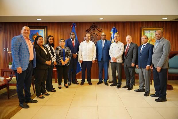 El rector Beltrán, y el administrador del Banco de Reservas, licenciado Pereyra, posan junto a funcionarios de las dos instituciones.