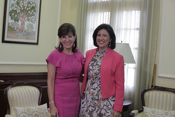 La vicepresidenta Margarita Cedeño recibió este martes en su despacho del Palacio Nacional a la embajadora de los Estados Unidos, Robin Bernstein, con quien trató temas relacionados con los programas sociales que ella coordina, a través del Gabinete de Políticas Sociales (GCPS), los cuales benefician a más de 840 mil familias de escasos recursos. 