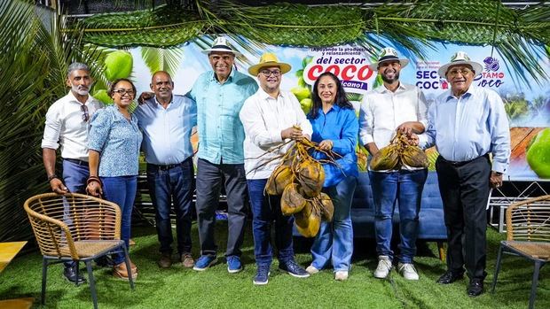 Hecmilio Galván junto Jesús -Chu- Vázquez y otras autoridades y personalidades durante el acto inaugural.