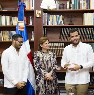 Vicepresidenta de la República recibe a jóvenes del Club de Ideas Políticas de la PUCMM
