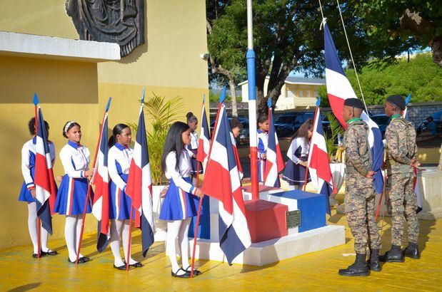 Las niñas abanderadas preparadas para el izamiento de la Bandera, en el acto a Sánchez. 