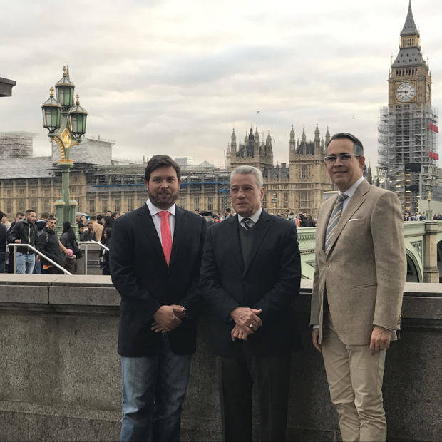 Arq.  Nelson Toca Simó,  
Ministro de Industria y Comercio,  
Federico Cuello Camilo
Embajador Dominicano en Londres, Reino Unido
José Rodríguez,
Presidente de la Cámara Británica de Comercio de la República Dominicana (BRITCHAM). 