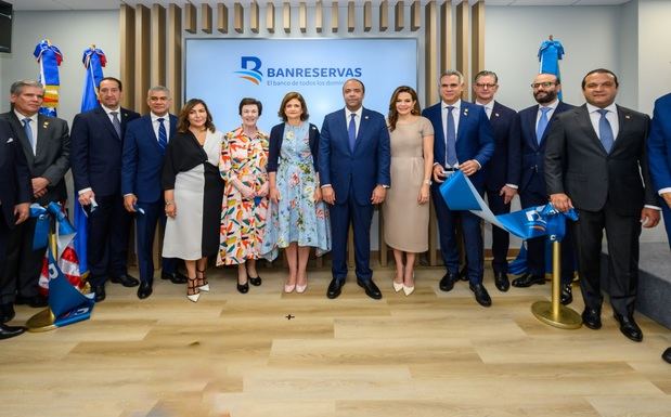 Geanilda Vásquez, Cónsul General de la República en Miami;
Sonia Guzmán, embajadora dominicana en Washington; la
vicepresidenta Raquel Peña; Samuel Pereyra, administrador general
de Banreservas; y 
Noelia García de Pereyra, presidenta del Voluntariado de la entidad
financiera.