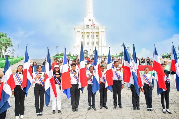 Los estudiantes abanderados formaron parte del 161 aniversario de la Restauración.
