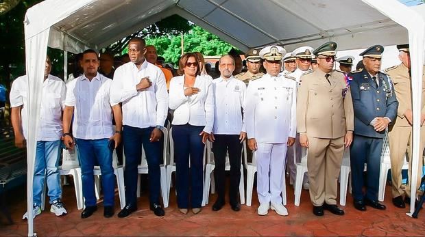 Autoridades civiles y militares rinden honor a los héroes de la gesta.