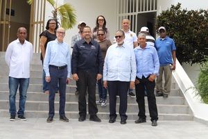 Max Puig, El vicepresidente ejecutivo CNCCMDL, Modesto Guzmán, director general DGDC, Domingo Susaña, alcalde de Bohechío, Máximo Romero, alcalde de de Padre Las Casas y como productores y residentes de las comunidades.