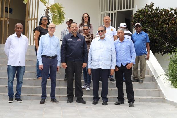 Max Puig, El vicepresidente ejecutivo CNCCMDL, Modesto Guzmán, director general DGDC, Domingo Susaña, alcalde de Bohechío, Máximo Romero, alcalde de de Padre Las Casas y como productores y residentes de las comunidades.