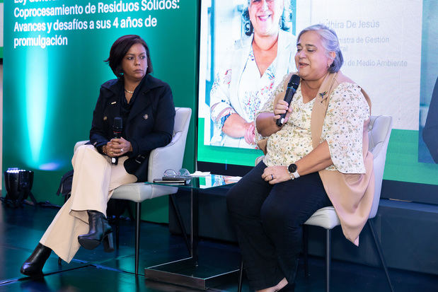 Desde la izquierda, la presidenta de Ecored, Dania Heredia y la viceministra de gestión ambiental, Indira De Jesús.