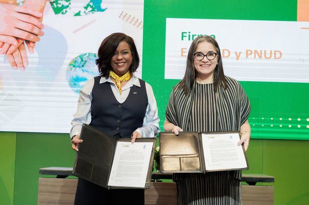 La presidenta de ECORED, Dania Heredia y la representante de PNUD, Ana María Diaz de la Cebosa.