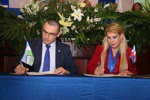 Dilshod Ashurov, de la Comisión de Asuntos Asiáticos (CAAS) y Laura Sánchez Jiménez, presidenta del Colegio Dominicano de Notarios, firman un acuerdo de colaboración.