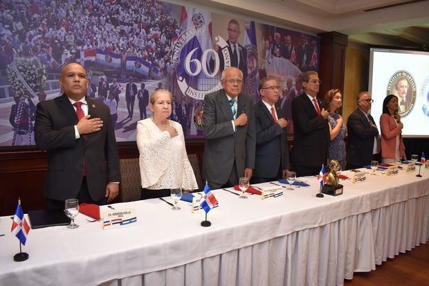 Desde la izquierda, Robinson Cuello y Rosanna Feliz, vocales del Instituto Duartiano; Julio Manuel Rodríguez Grullón, vicepresidente; Wilson Gómez Ramírez, presidente; Jacinto Pichardo, secretario general; Ana María Coén, vocal; Pilia Moreno, tesorero y Diana Cordero, vocal.