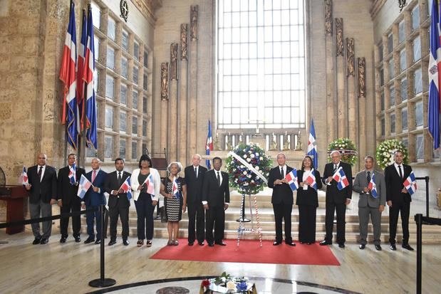 Directivos y miembros del Instituto Duartiano durante la ofrenda floral en el Panteón Nacional.