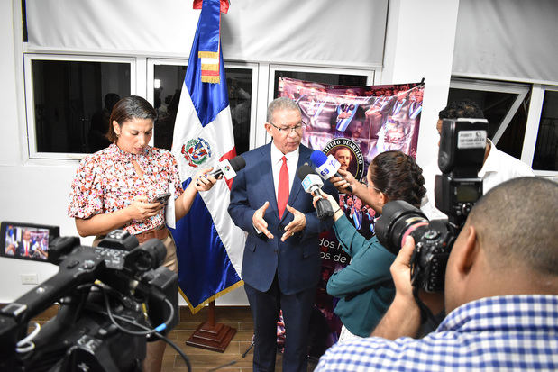 El presidente del ID, Wilson Gómez, conversa en el acto.