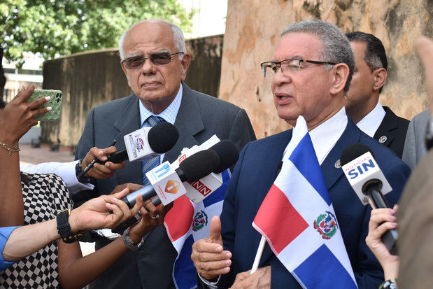 El presidente del Instituto Duartiano, Wilson Gómez Ramírez, se dirige a los presentes.