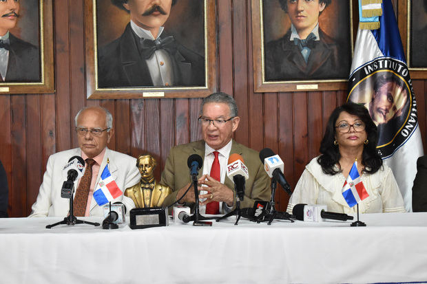 En el centro, el presidente del Instituto Duartiano, Wilson Gómez Ramírez, se dirige a los presentes. Le acompañan, Julio Manuel Rodríguez Grullón y Ramona Gómez, vicepresidente y miembro de esa entidad, respectivamente.