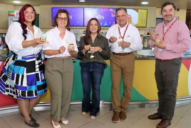 Desde la izquierda, Lissett Almonte Castillo, Rita Inés Sellares Blasco, Carolina Pantaleón, José Fernández y Guillermo Botero.