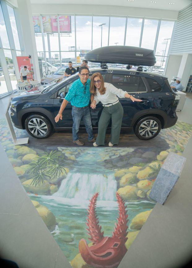 Julio Tejada y Carla Martínez junto a una de las pinturas que se exhiben.