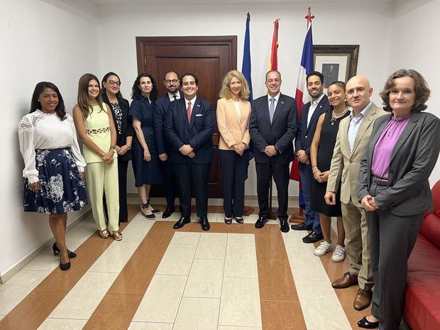 En el centro, la embajadora de la Unión Europea, Katja Afheldt; el nuevo presidente de la Eurocámara, Jean Marco Pou y los demás miembros de la nueva directiva de esa organización.