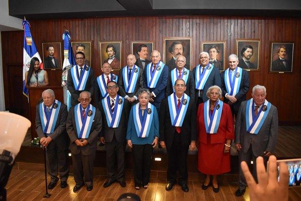 Los nuevos miembros de honor del Instituto Duartiano.