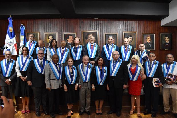 Los nuevos miembros de honor son juramentados por el Instituto Duartiano.