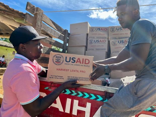 Lugareños de las zonas beneficiadas ayudan en la distribución de los alimentos.