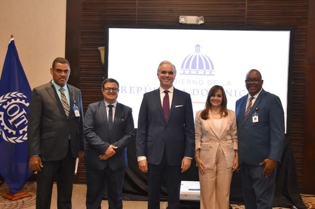 Luis Francisco Regalado, director de Mediación; Leonardo Ferreira, director adjunto de la OIT para América Central, Haití, Panamá y República Dominicana; Miguel De Camps García, ministro de Trabajo; Laura Peña Izquierdo, presidenta de la Copardom; y Demetrio Paulino, viceministro de Mediación.