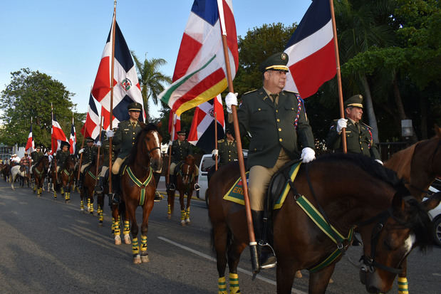 Marchan miembros de la Unidad Caballería de Sangre General Kalil Haché, del Ejército de la República Dominicana, de la Adopaso y Asociación Dominicana de Caballos de Paso Higüeyano.