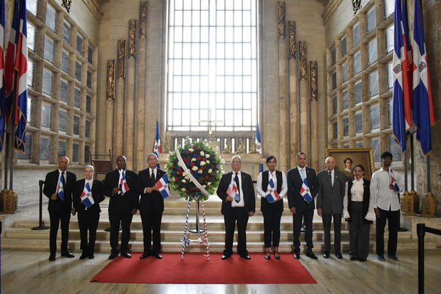 Miembros del ID en la ofrenda floral en el Panteón Nacional, por el 204 aniversario de la heroína.