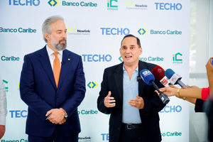 El presidente de Techo, Miguel Cunillera, habla de la colecta. Le acompaña Dennis Simó, presidente ejecutivo de Banco Caribe.