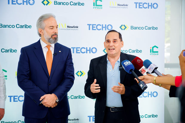 El presidente de Techo, Miguel Cunillera, habla de la colecta. Le acompaña Dennis Simó, presidente ejecutivo de Banco Caribe.