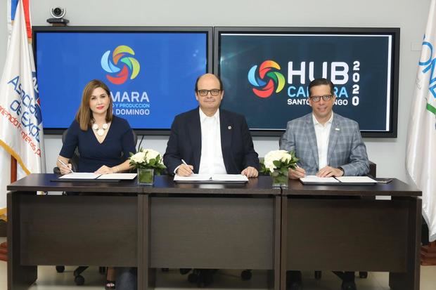 Foto 1:Odile Miniño Bogaert, vicepresidente ejecutiva de Adoexpo; Antonio Ramos, vicepresidente ejecutivo de la Cámara y César Dargam, vicepresidente del Conep, luego de la firma del acuerdo.