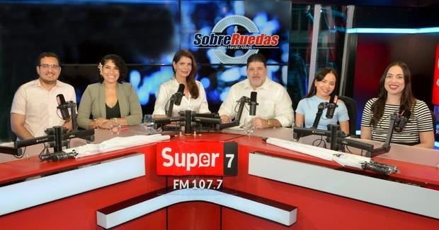 El elenco está integrado, desde la izquierda, por Ricardo Schiffino, Lidia López, Laura Longo, Harold Abbott, Laura Minyetti y Williana Guzmán.