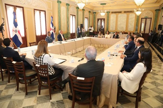 Un aspecto de la reunión con los exportadores en la casa de gobierno.