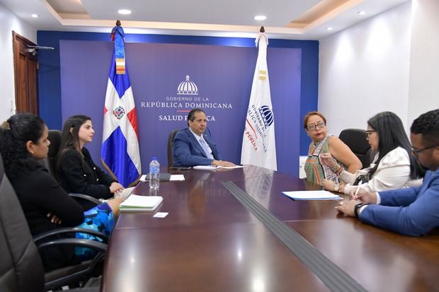 Un aspecto de la reunión de los directivos de BioRed Dominicana con el ministro de Salud Pública.