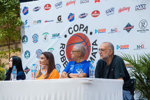 Desde la izquierda, Verónica Muñoz, directora de bachillerato del colegio New Horizons; Patricia López de Mata, Roberto Mata y el destacado baloncestista Vinicio Muñoz.